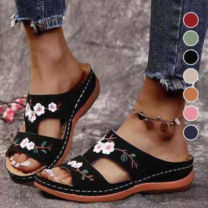 Wygodne damskie pantofle na koturnie z odkrytymi palcami